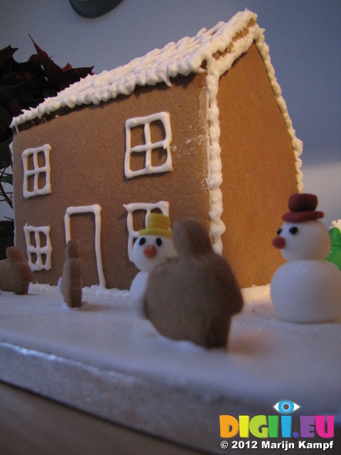 SX25686 Libby's Gingerbread house with bunnies and snowmen